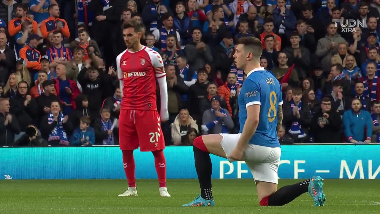 Arranca el partido y la pelota está en juego.