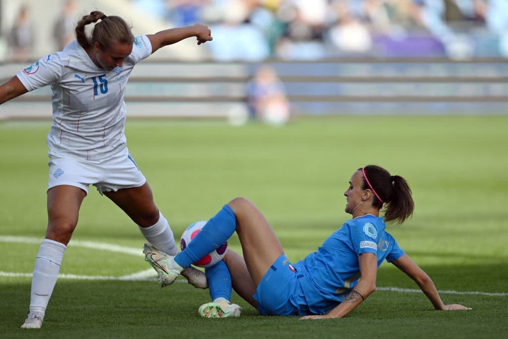 Italia, que estuvo durante casi 60 minutos eliminada de la Eurocopa, se agarró a la esperanza de pasar a cuartos de final con un empate a uno ante Islandia.