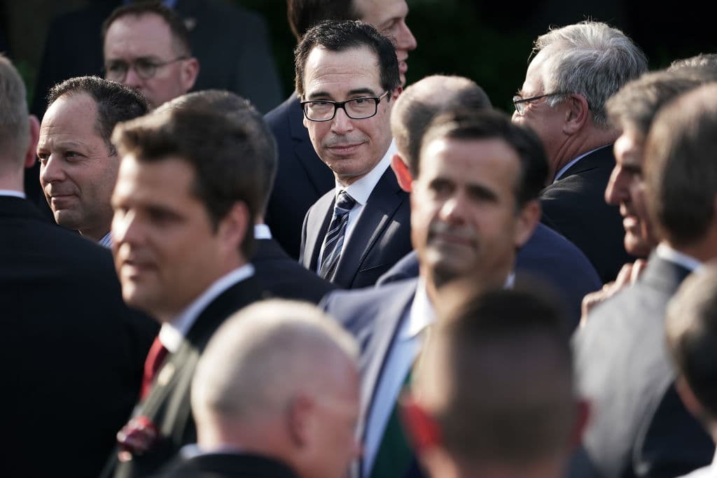 El Presidente de Estados Unidos de América Donald Trump entregó este lunes al golfista Tiger Woods la Medalla Presidencial de la Libertad, el mayor reconocimiento civil en EEUU, situación que ha generado controversia sobre si entra en juego la predilección del Mandatario por el golf y en coincidencia con el logro de Woods al ganar la edición 2019 del Masters, por encima de otros candidatos más prototípicos para adjudicarse la presea. Estas son las imágenes de la ceremonia.