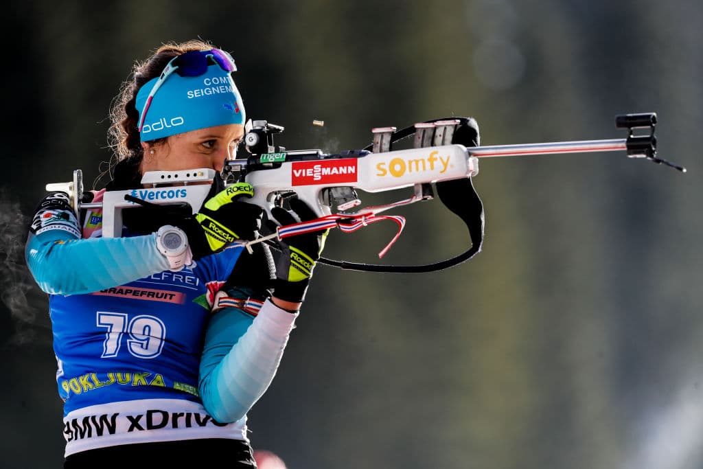 La francesa Anais Chevalier se dispone a atacar una de las dos estaciones en posición erguida que tiene la competencia. De tener altas pulsaciones a la precisión para dar en el blanco, todo un reto.