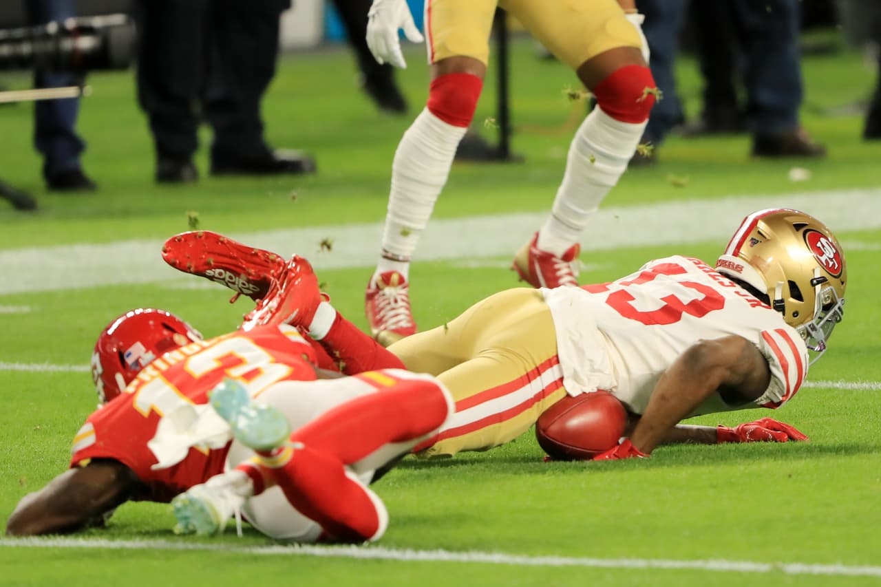 Richie James #13 de San Francisco 49ers recibió la patada de despeje, fue tacleado y soltó el balón, para su fortuna recuperó el balón.