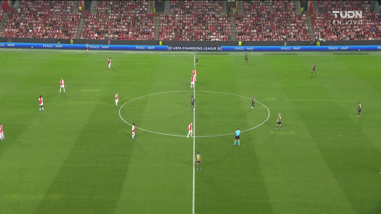 Arranca el partido y la pelota está en juego.