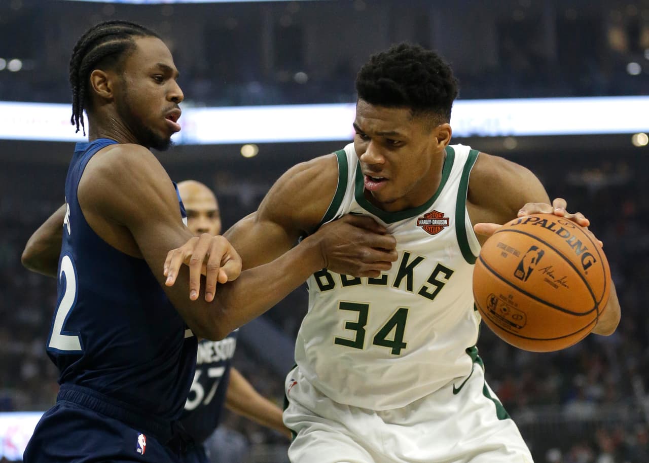 El griego de raices nigerianas Giannis Antetokounmpo (derecha) anotó 27 puntos, consiguió 10 rebotes e hizo siete asistencias en otra gran noche para los Bucks.