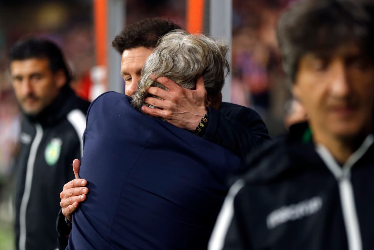 Saludo cordial entre Diego Simeone y Jorge Jesús antes de comenzar el juego.