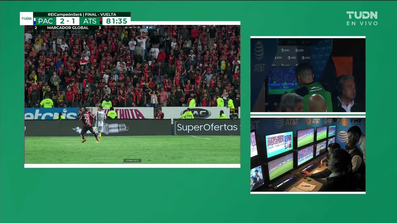 ¡Expulsión! El árbitro saca la roja directa a Aníbal Chalá.