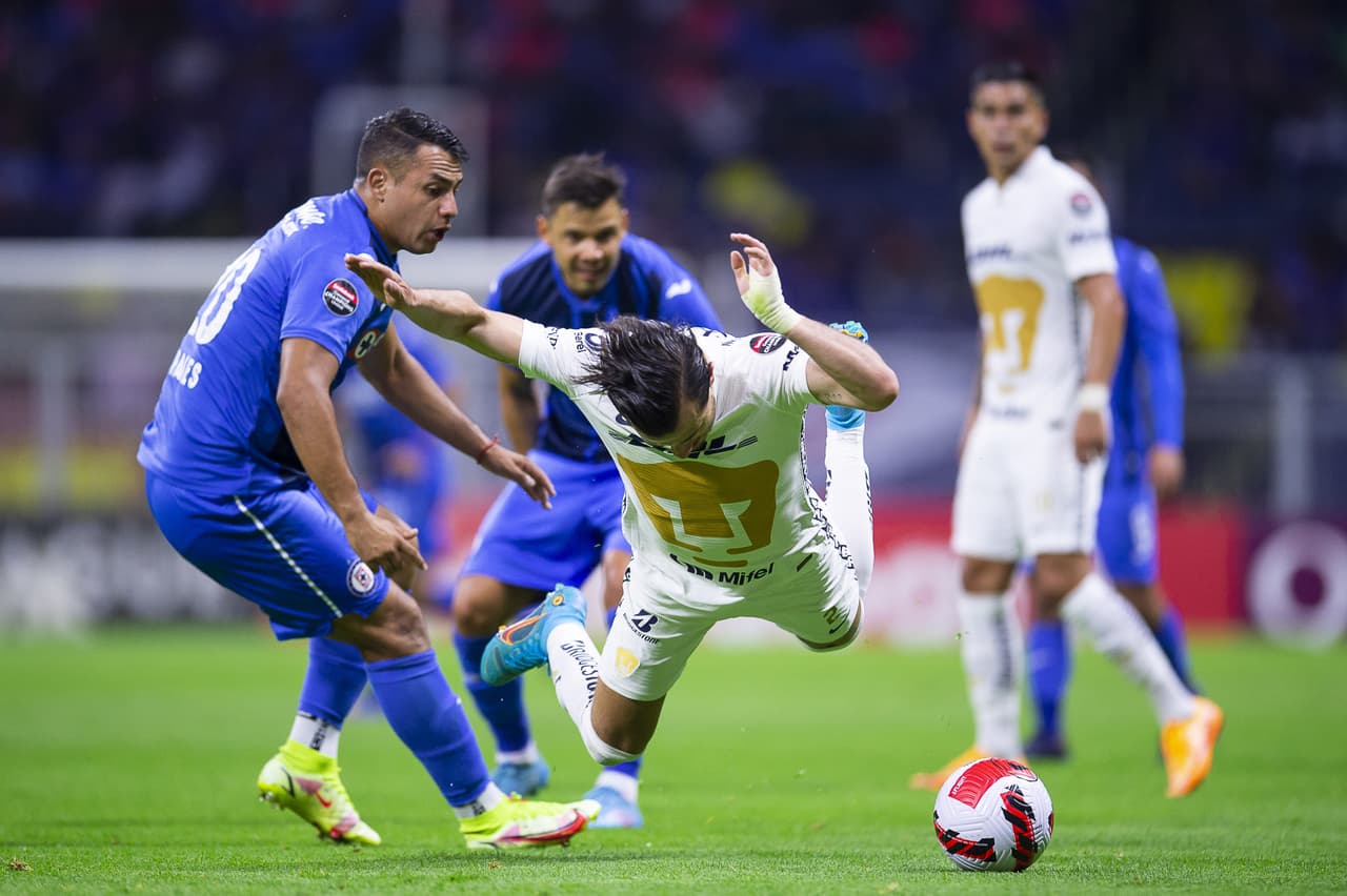 Cruz Azul y Pumas brindaron un partido entretenido y dramático en la vuelta de las Semifinales de la Concacaf Liga de Campeones celebrada en el Estadio Azteca.