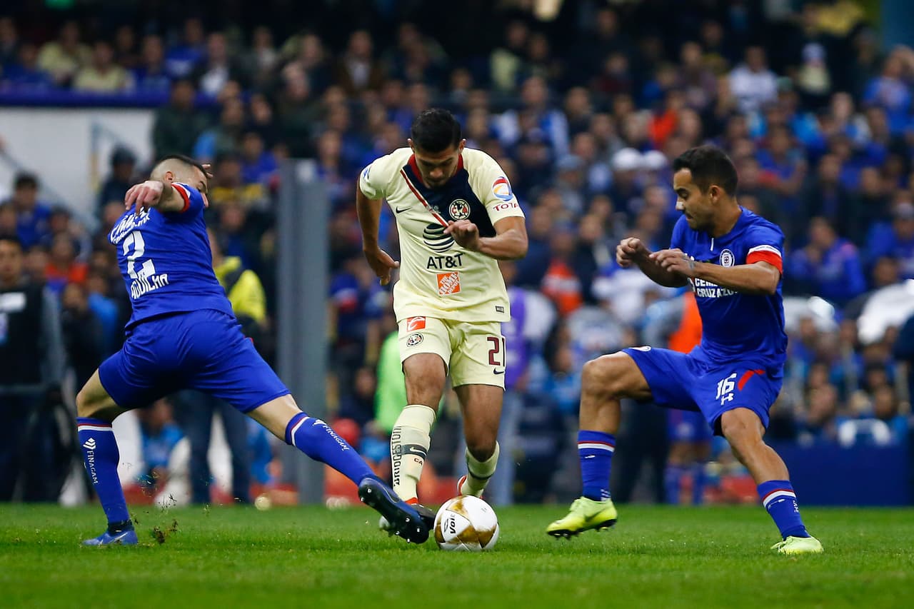 Otro que se benefició de los espacios que dejaba Cruz Azul para volcarse al frente fue Henry Martín, quien tuvo una de peligro, aunque fue cortada su intentona.