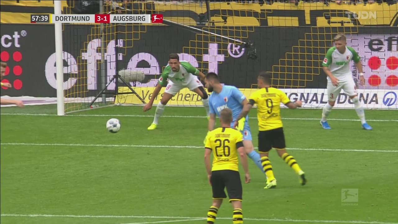 Otro regalo del Augsburgo y el Dortmund ya está 3-1