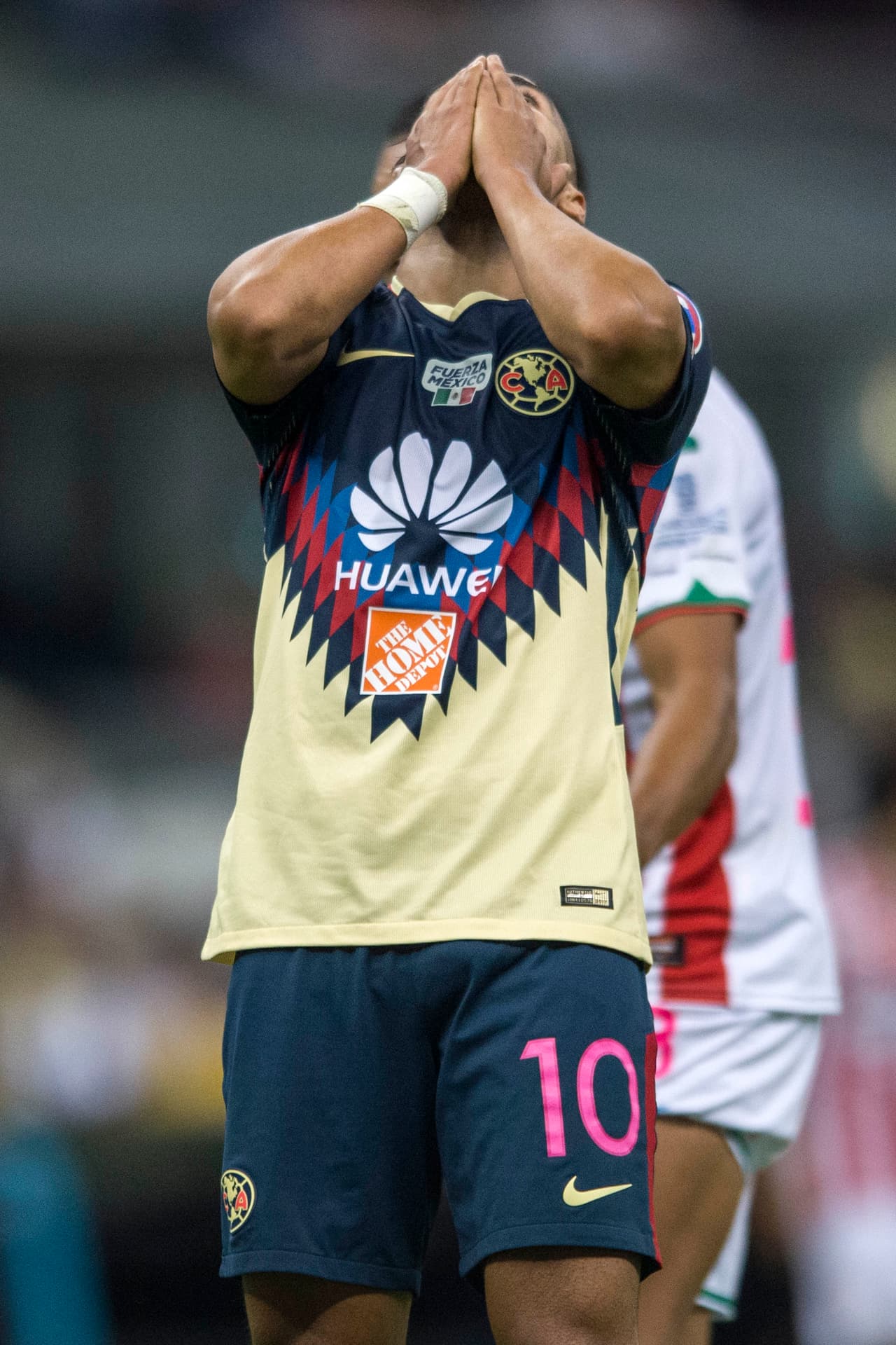 También Oribe tuvo sus momentos de frustración tras no poder perforar el marco rival.