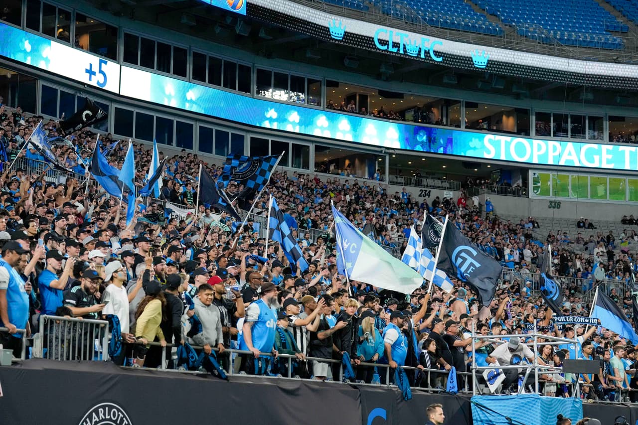 La gente respondió en forma el sábado por la noche.
<br>