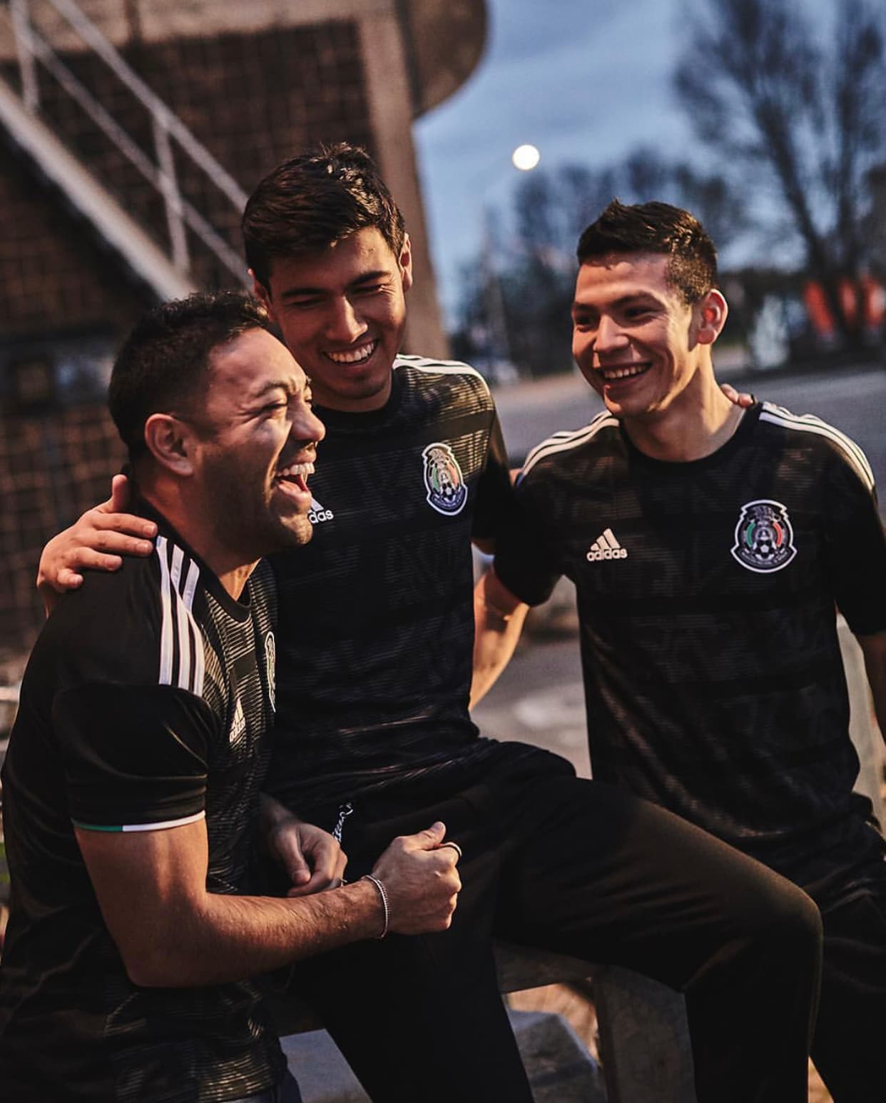 <a href="https://www.univision.com/deportes/futbol/mexico/vuelve-el-negro-estos-son-los-detalles-de-la-playera-del-tri-para-la-copa-oro-2019-fotos" target="_blank">Como lo habíamos anticipado hace unos días</a>, el Tri volverá a vestir de negro en su uniforme principal para la Copa Oro de 2019. Además, los patrones de la cultura azteca, como en 1994 con el calendario, hacen de esta playera una de las más hermosas de la temporada para los expertos.