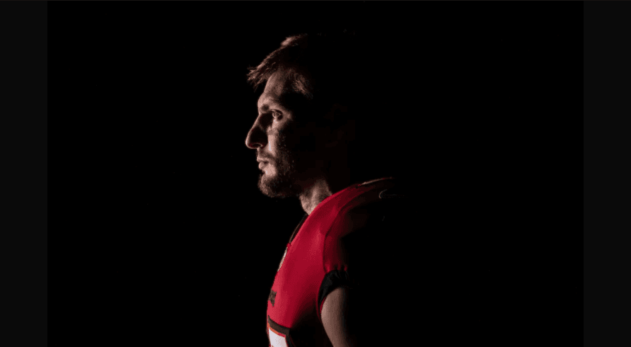 Con su número 87, así posó Rob Gownkowski con el uniforme de los Bucs por primera vez.