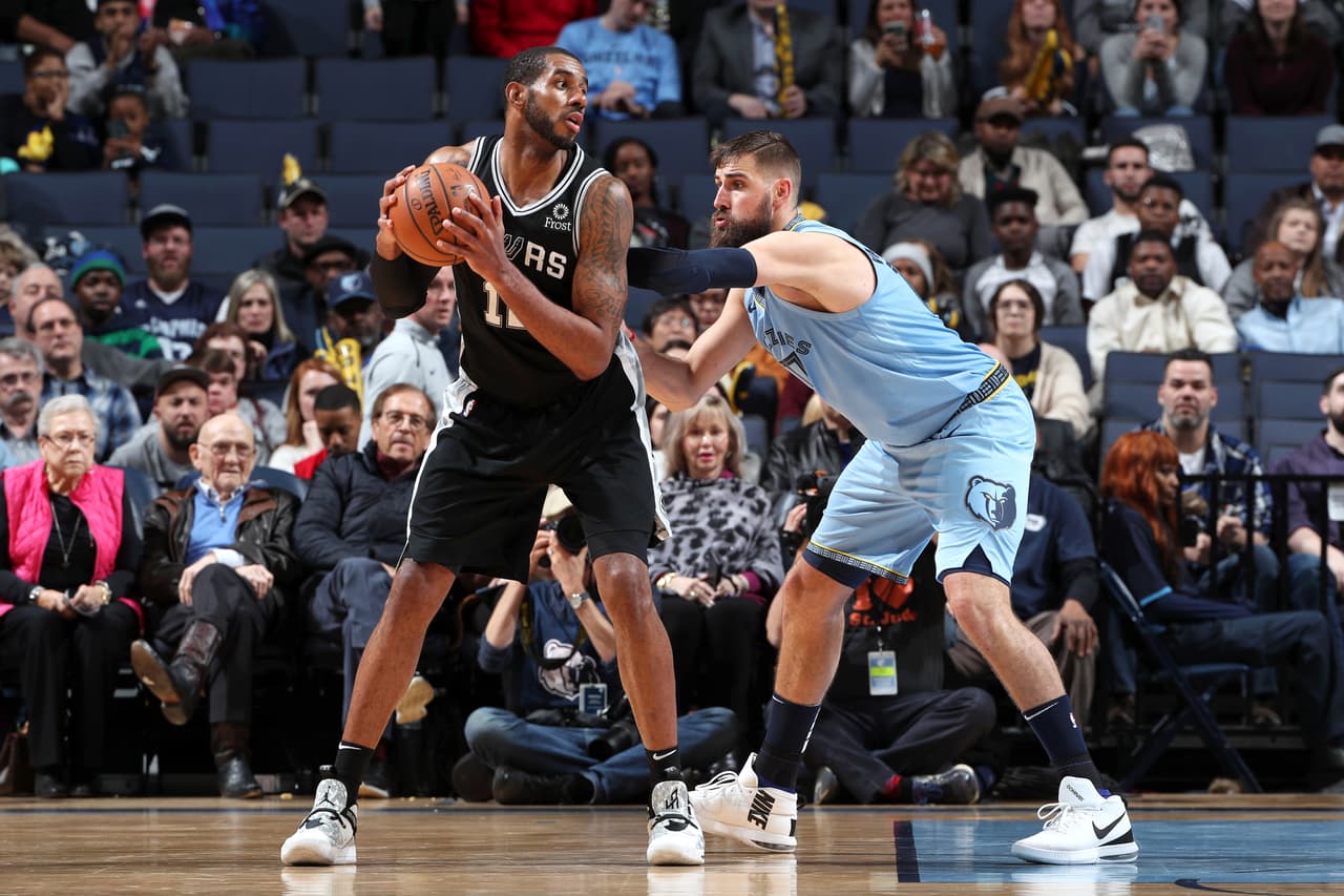 LaMarcus Aldridge fue el mejor jugador del quinteto texano 22 puntos, 11 rebotes y dos asistenias.