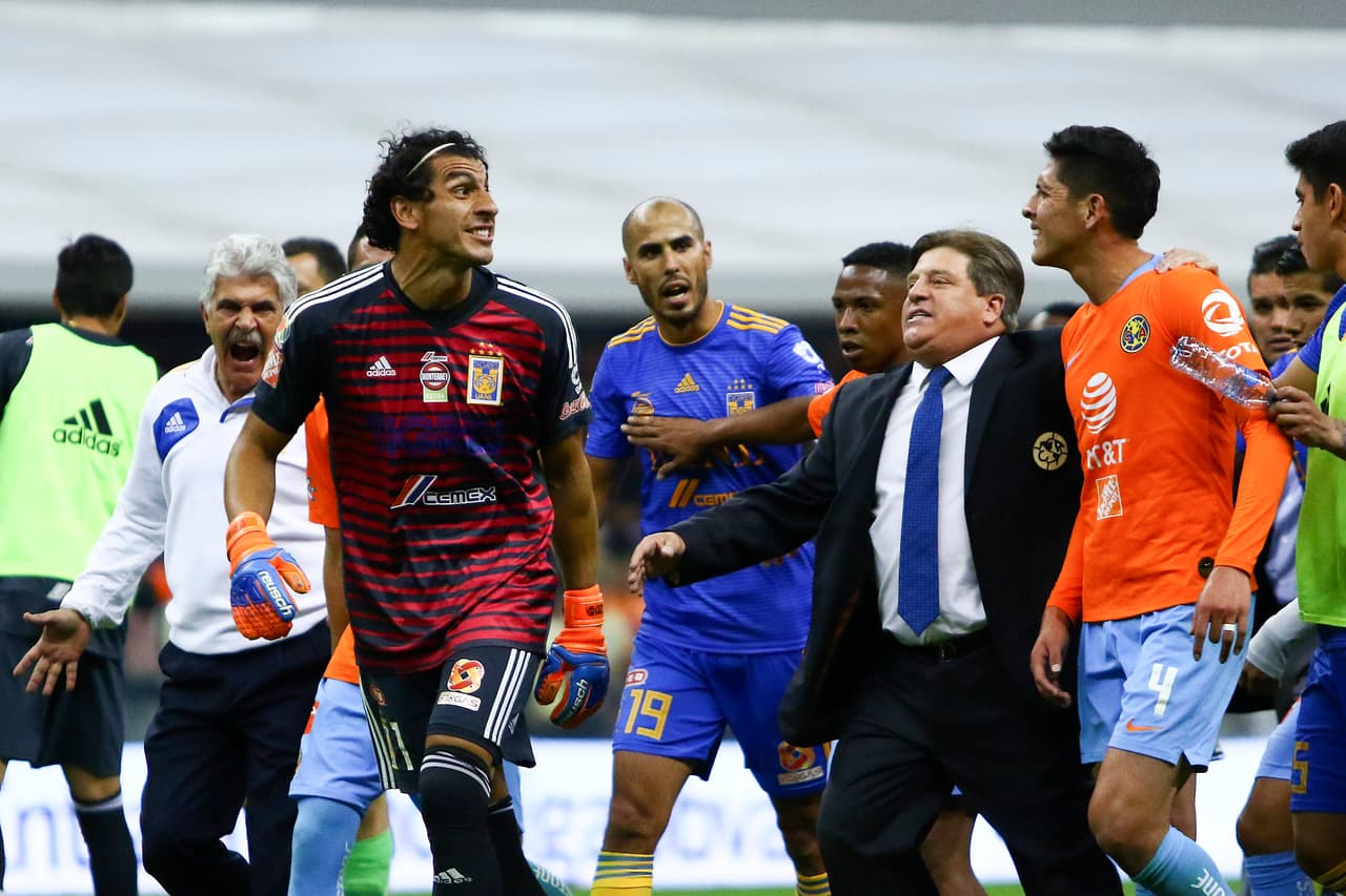 El técnico del América Miguel Herrera ingresó al campo para frenar el cruce de palabras entre el arquero de Tigres Nahuel Guzmán (izquierda) y Edson Álvarez (derecha).