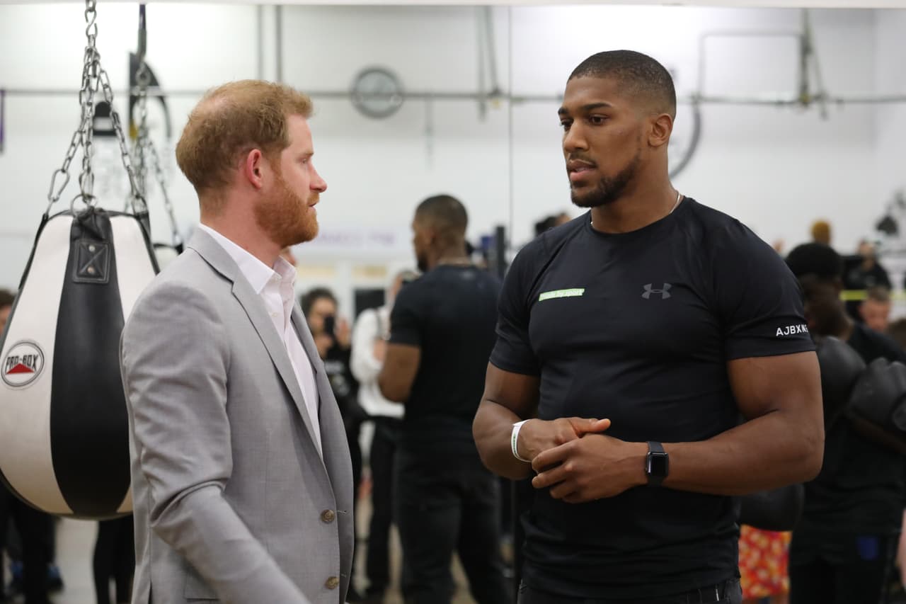 El pugilista Anthony Joshua se reunió con el Principa Harry en el evento 'Made by Sport', donde se le notó sonriente a pesar de su pérdida de títulos de peso completo contra el mexicano Andy Ruiz.