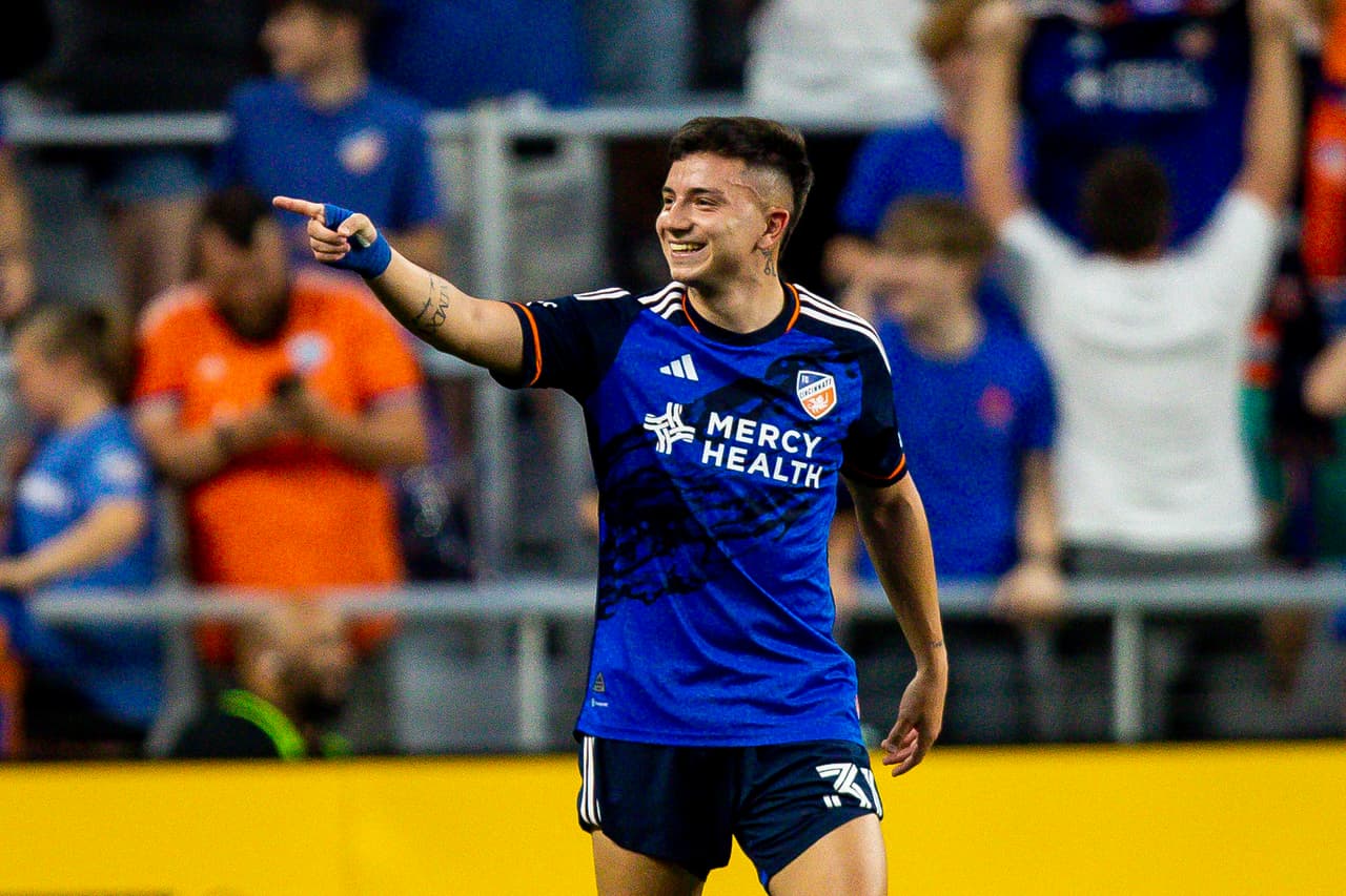 <b>ÁLVARO BARREAL - FC Cincinnati</b> | por Votación
<br>Será el debut para Álvaro Barreal en el MLS All-Star Game, luego de ser titular en 19 partidos para FC Cincinnati en esta campaña (2 goles, 5 asistencias). El lateral por izquierda llegó a la MLS originalmente como un extremo y ha probado ser un jugador capacidad de adaptarse a los cambios.
<br>