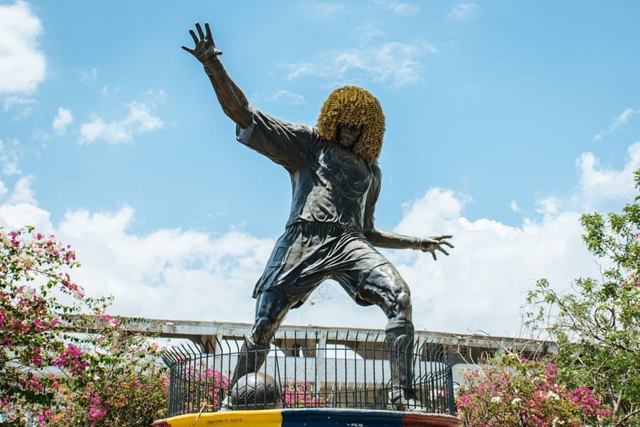 Una estatua del icónico delantero colombiano 'Pibe' Valderrama está en las afueras del Estadio Eduardo Santos donde juega Unión Magdalena.