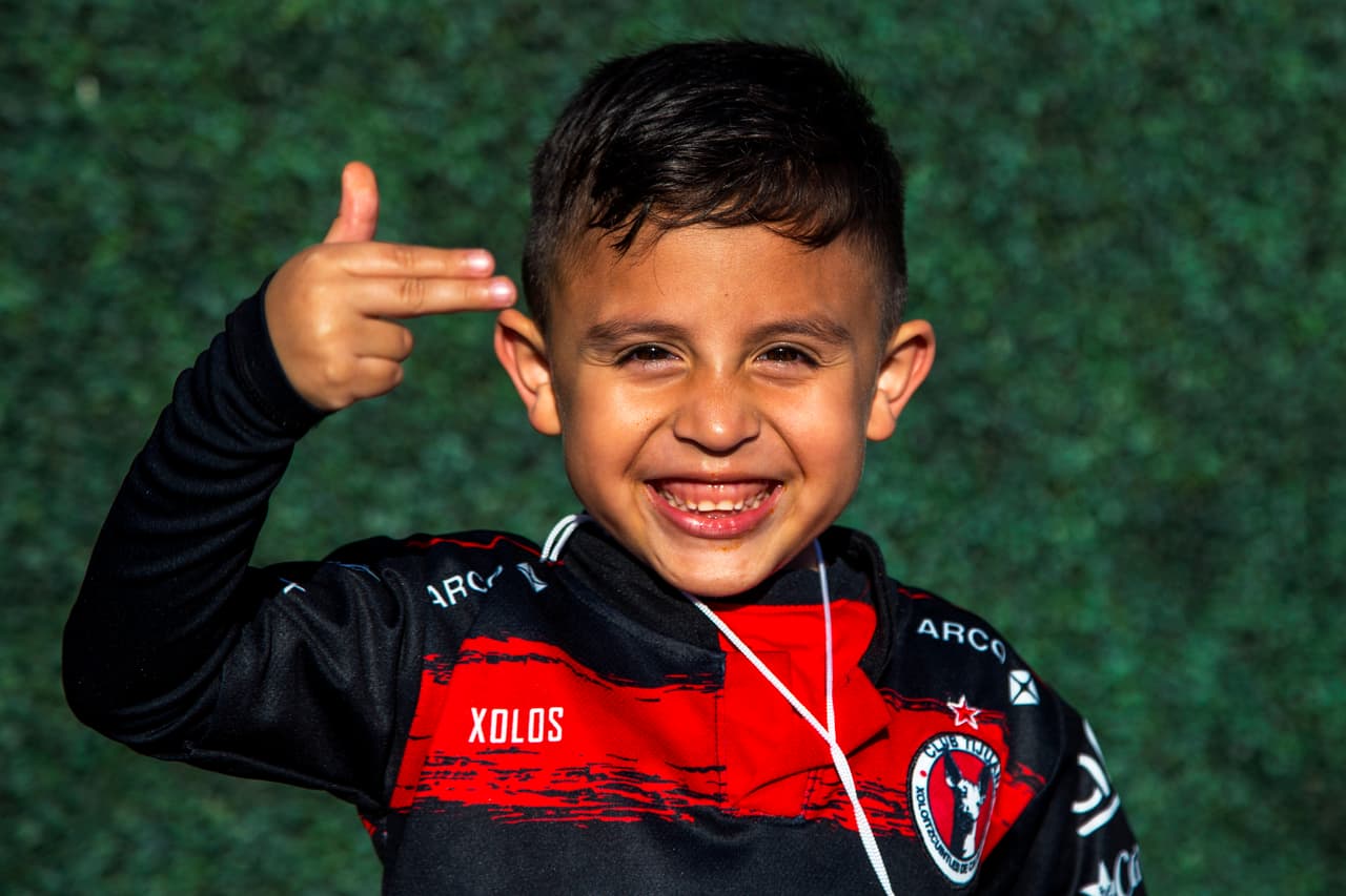 En las inmediaciones del inmueble se apreciaron varios niños portando la camiseta del equipo local.