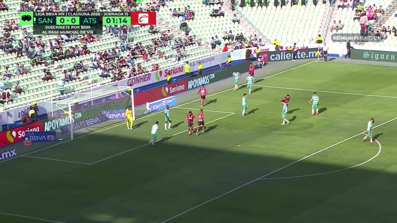 Arranca el partido y la pelota está en juego.