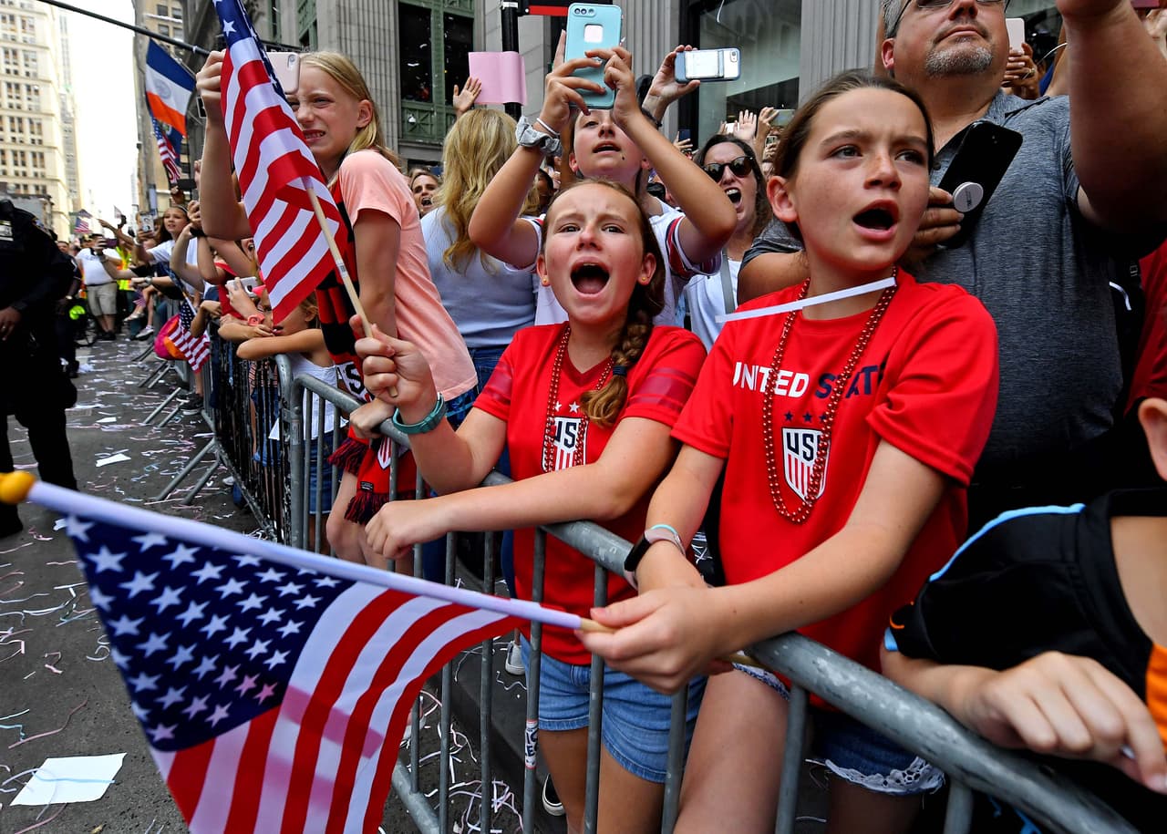 Megan Rapinoe, Alex Morgan, Julie Ertz, Allie Long, Carli Lloyd y compañía vivieron este miércoles una jornada especial en Nueva York durante el desfile de campeonas del mundo con el Team USA. Cientos de aficionados salieron a las calles de la Gran Manzana para saludar a sus heroínas.