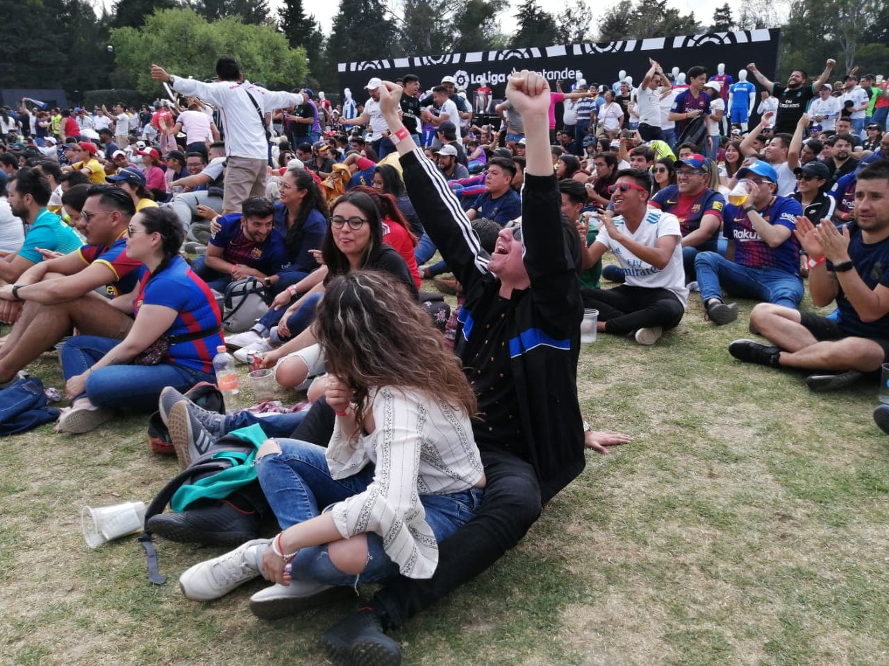 Entre amigos y familiares, se vivió un gran ambiente en el Campo Marte para ver El Clásico, que dio como ganador al Real Madrid 2-0 sobre el Barcelona.