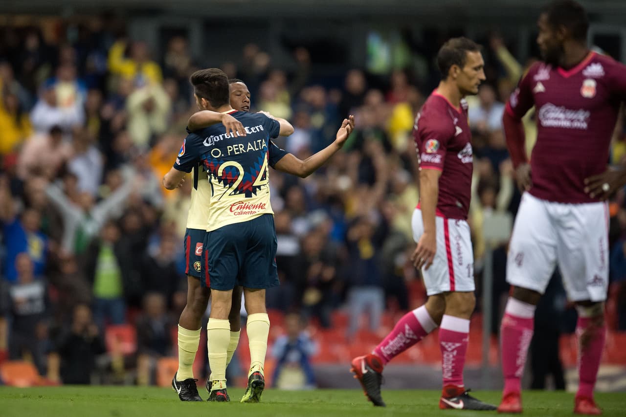 El delantero mexicano conectó de cabeza, sin marca en el área y puso a celebrar a todo el Azteca.