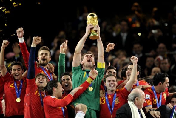 Lo mejor de este Mundial en favor del balompié europeo no podía ser otra cosa que el ansiado título para España. 'La Roja' dejó de tener sobre sus espaldas un historial de equipo con cartel de favorito, pero que nunca gana nada y se levantó de una derrota en el juego inaugural ante Suiza, para ganar todos sus siguientes duelos, incluída la Final ante Holanda con el gol de Iniesta en tiempo extra.