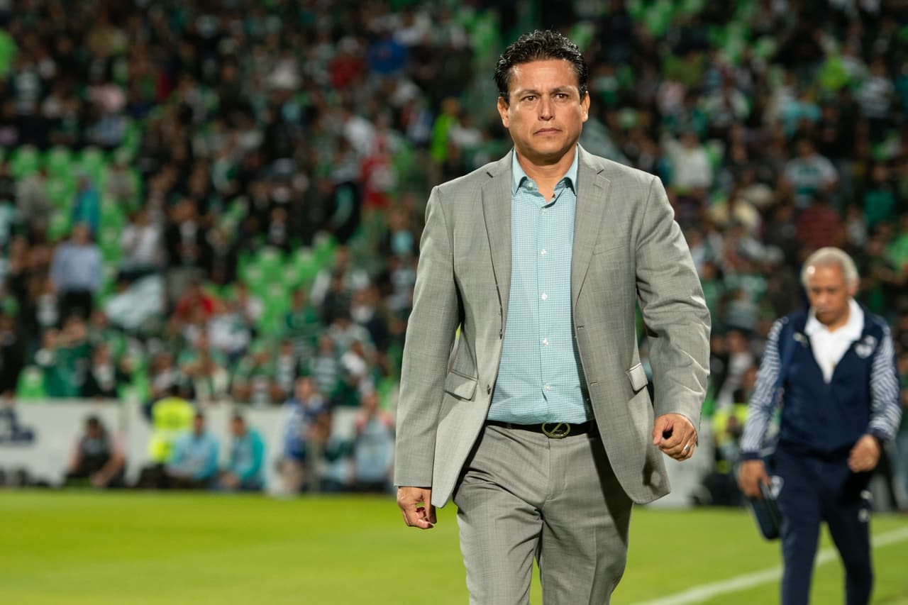 Salvador Reyes, estratega de los Guerreros, lucía nervioso previo al inicio del encuentro.