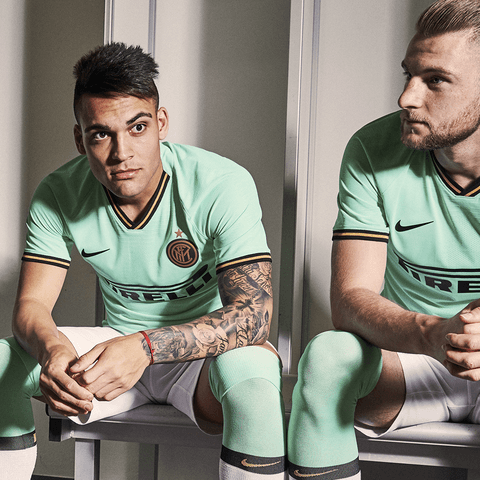 La segunda equipación del Inter de Milán para la siguiente temporada será verde, aunque no un verde común sino aguamarino. La marca y el equipo informaron que se trata de un homenaje a la belleza y elegancia de la ciudad, además de los asientos en el San Siro.