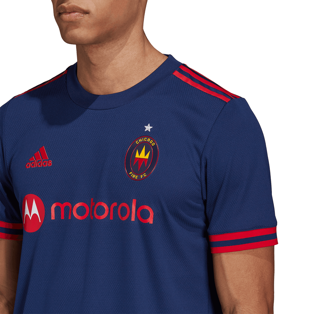 La camiseta principal es azul marino, con vivos en rojo. "Osados. Valientes. De gran corazón", es la frase que aparece en el interior del cuello. Además, la casaca incluye una etiqueta con la bandera de la ciudad de Chicago.
<br>