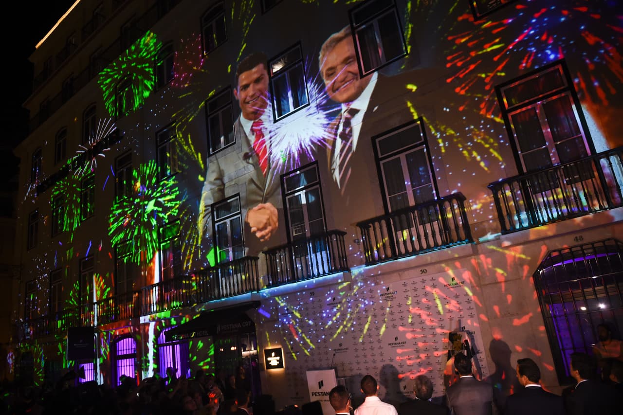 Cristiano Ronaldo abrirá un nuevo hotel en el centro de Madrid en 2019 y otros en Nueva York y Marrakech. El portugués tiene un acuerdo con el grupo Pestana y ya tiene hoteles en Lisboa y Funchal.