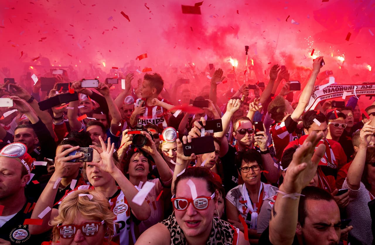 Fanáticos del PSV lanzan pirotecnia para que el Atlético de Madrid no duerma