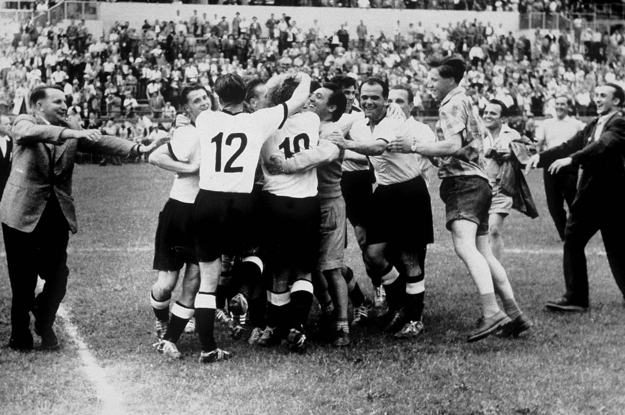 Alemania empató 2-2 con tantos de Max Morlock y Helmut Rahn y en el juego la gran figura fue el arquero alemán Toni Turek. Rahn lograría el milagroso 3-2 para el triunfo inesperado de los teutones.