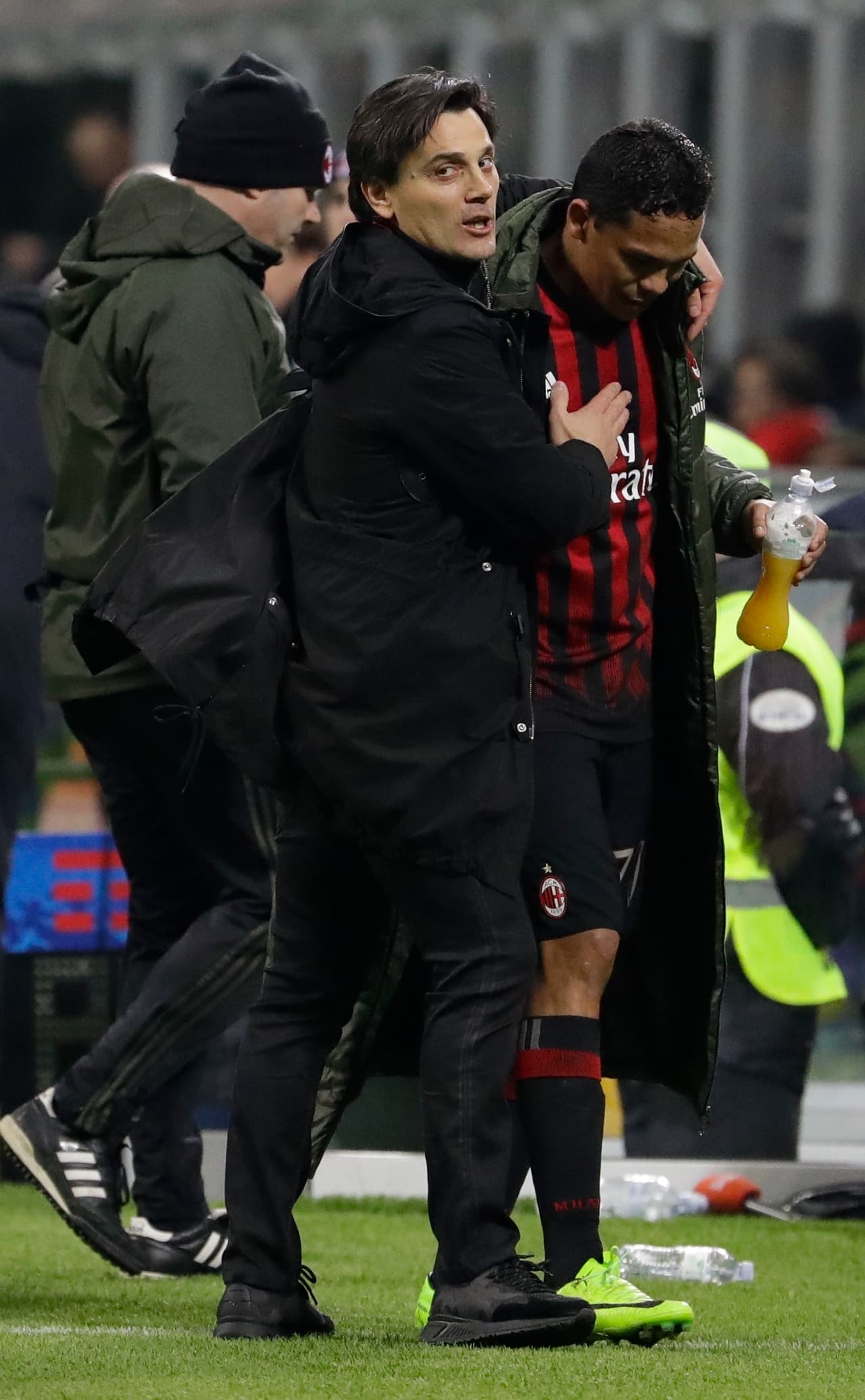 Su decisiones en el manejo de la plantilla han sido criticadas, pero la que más duro ha sonado fue la disputa con el colombiano Carlos Bacca, quien terminó como goleador del equipo pero ocupando un lugar en el banco de suplentes en la recta final del campeonato.