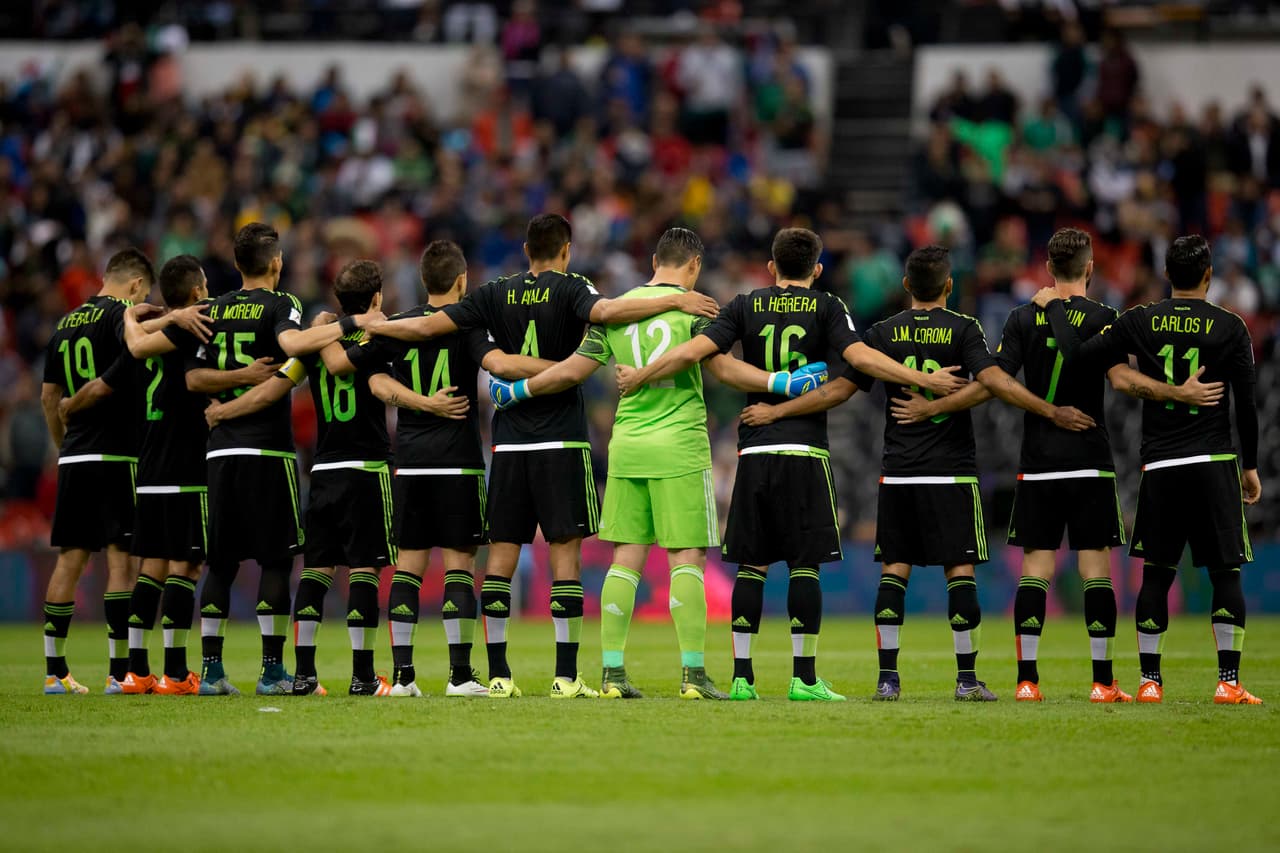 La selección de fútbol de México guarda un minuto de silencio.