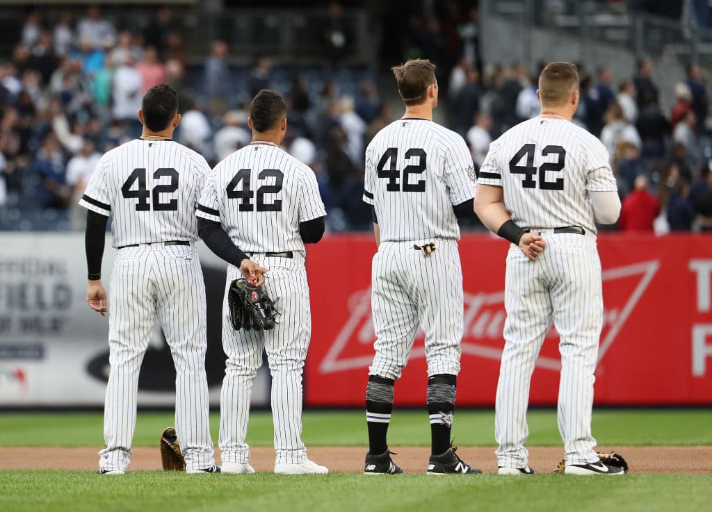 Previo al partido los jugadores de los New York Yankees le rindieron un homenaje al personaje por el que todo mundo en MLB tra el número '42' por estos días: Jackie Robinson.
