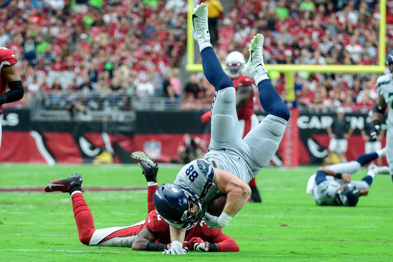 Seattle Seahawks 27-10 Arizona Cardinals. Budda Baker taclea, con mucha fuerza, a Will Dissly de los Seahawks.