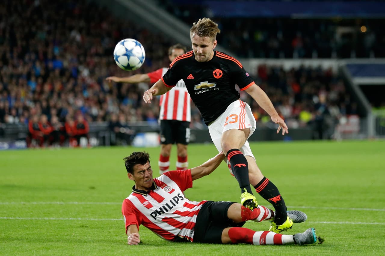 Shaw debutaba en la Champions League contra el PSV Eindhoven y se vio alejado de los campos por ocho meses.