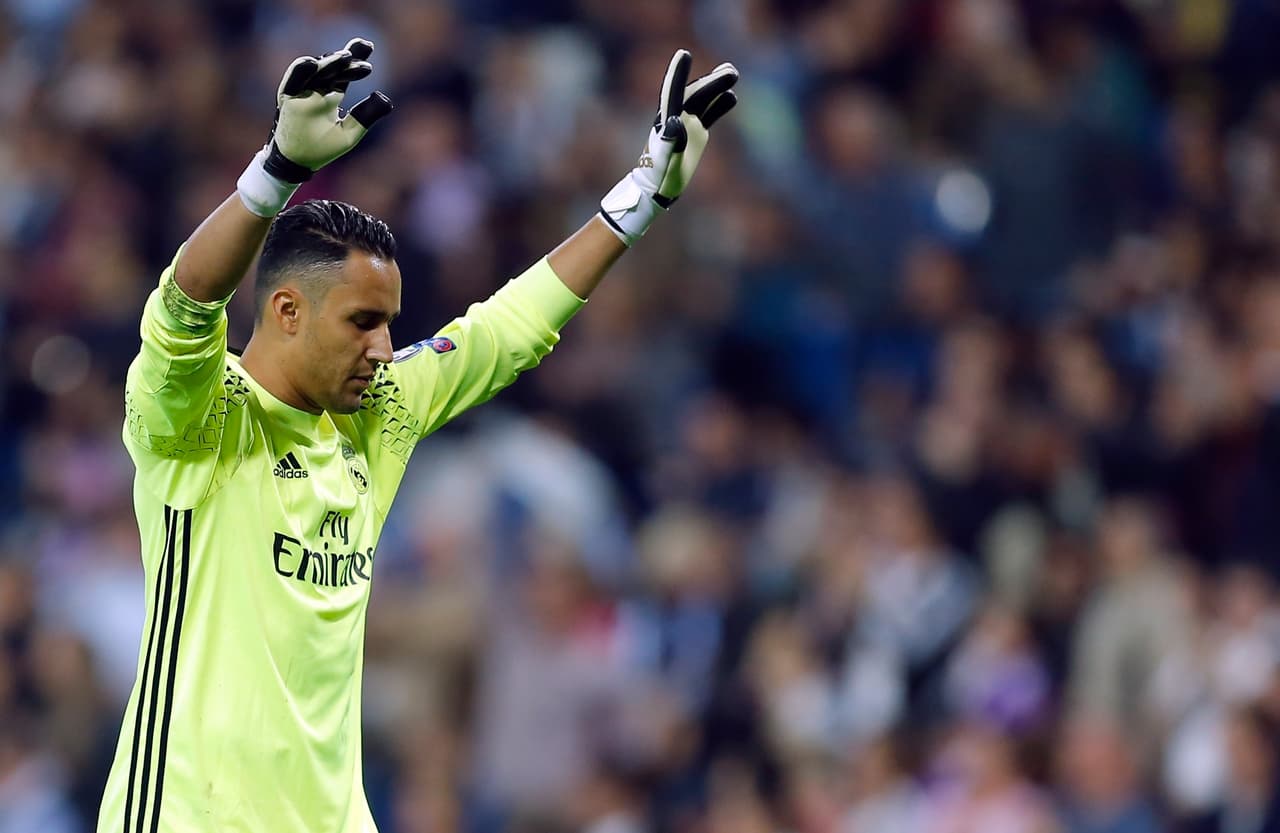 En el arco estaría el costarricense Keylor Navas que, aunque no atraviesa una buena temporada, es el hombre de confianza de 'Zizuo' para defender la portería.