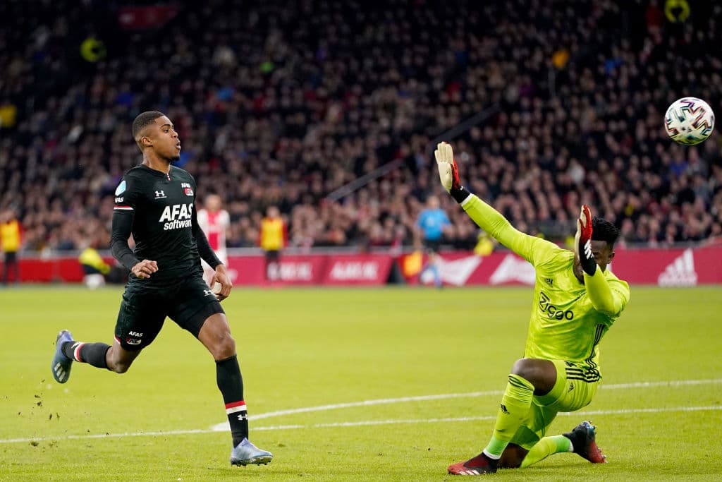 Myron Boadu pica el balón por encima de Onana, pero se va desviado y no puede convertir el segundo para su equipo.