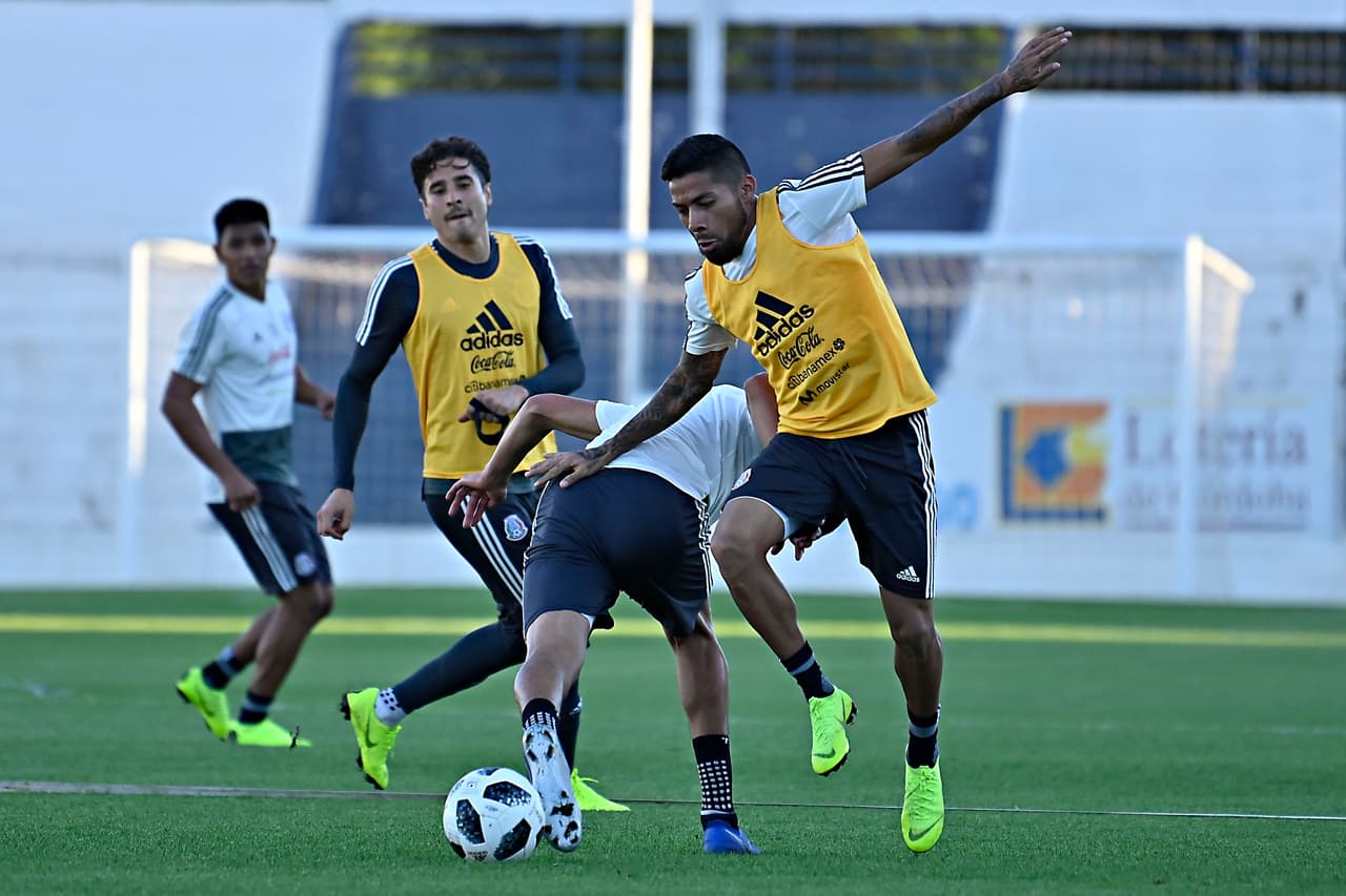 Al no tener balones, conos anaranjados para delimitar carriles o rutas, y las casacas de entrenamiento, como esta amarilla que portan en la imagen, el Tri no pudo practicar como se esperaba.