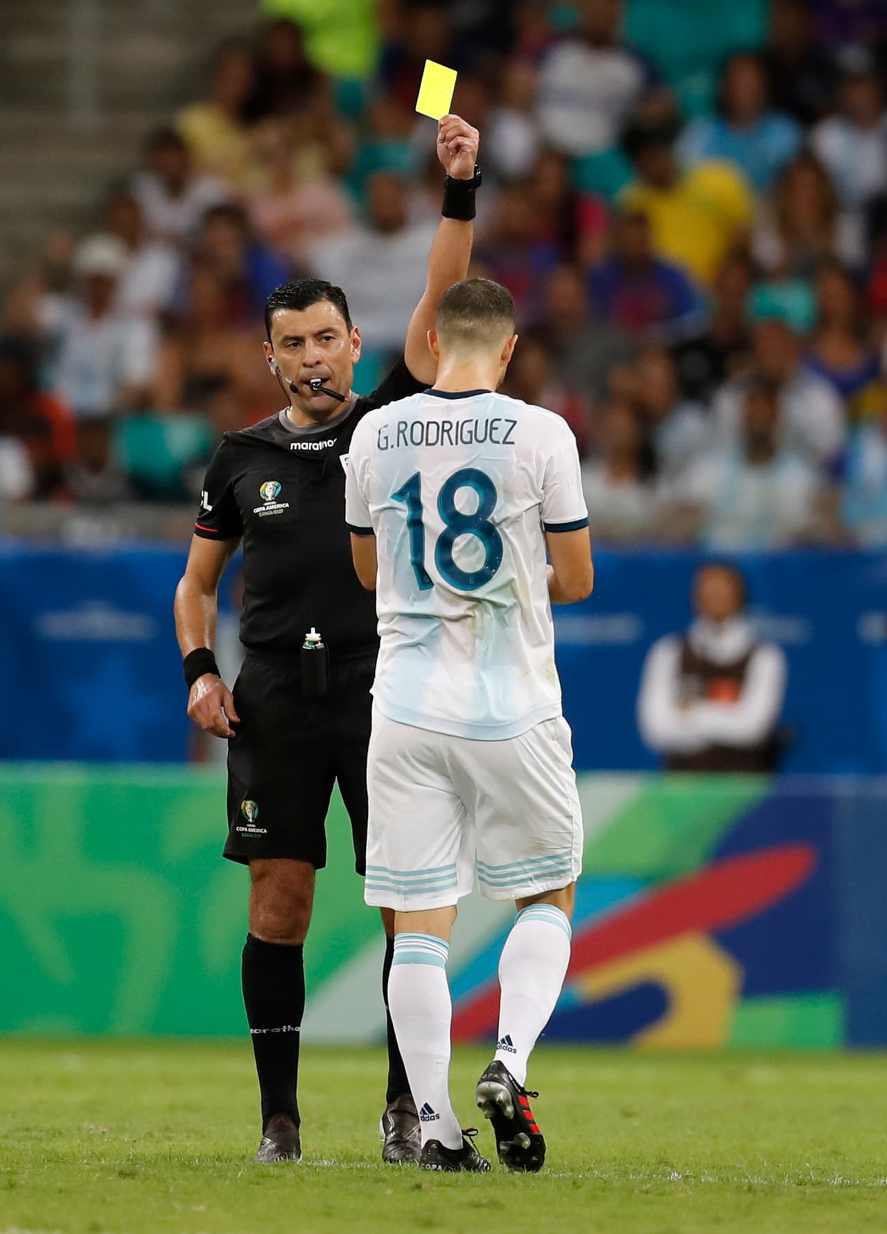 El jugador de las Águilas del América fue pintado de amarillo.