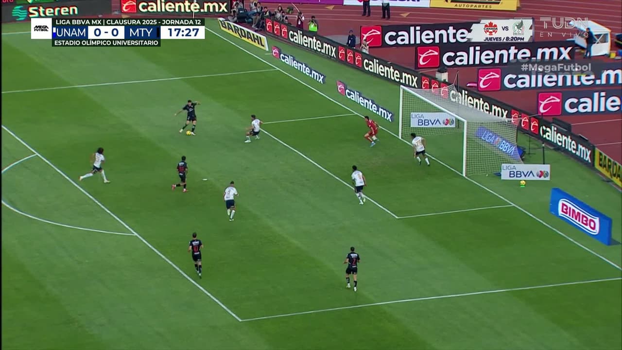 ¡Se salvan los Pumas! Primero el poste y después Magallán bloquea el tiro