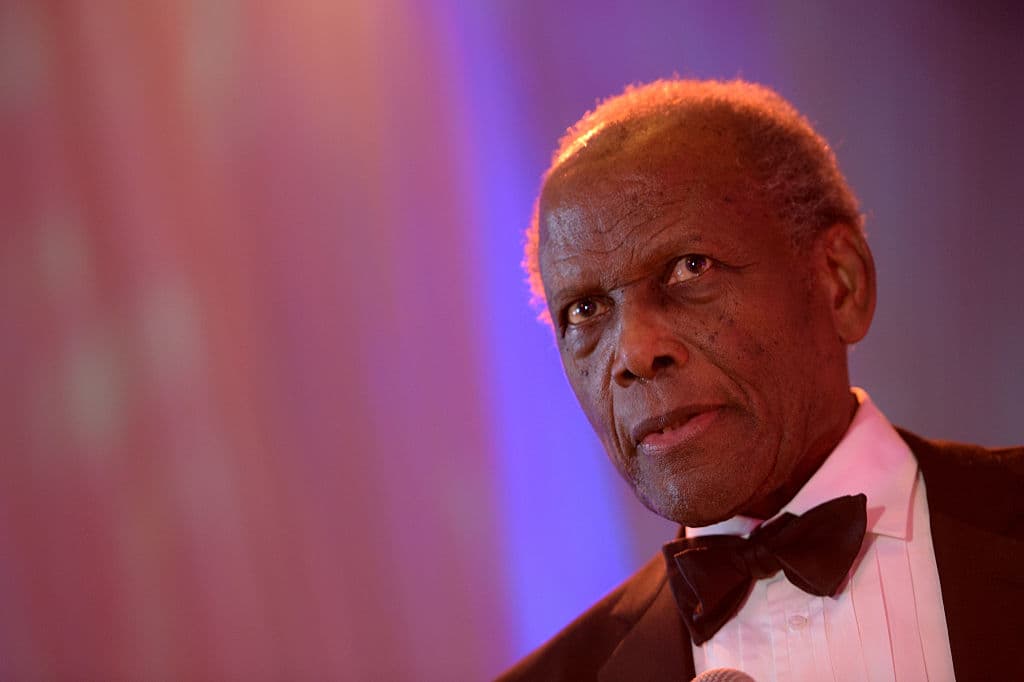 <b><a href="https://www.univision.com/noticias/estados-unidos/muere-sidney-poitier-actor-negro-erechos-civiles-muere">Sidney Poitier, actor, director y activista </a></b>
<br>
<br>Poitier murió en Beverly Hills, California, el 6 de enero. Tenía 94 años.
<br>
<br>Poitier fue el primer hombre negro en ganar un Premio de la Academia como mejor actor. Fue un notable activista por los derechos civiles. Murió por una insuficiencia cardíaca, y padecía demencia de Alzheimer y cáncer de próstata. 
<br>
