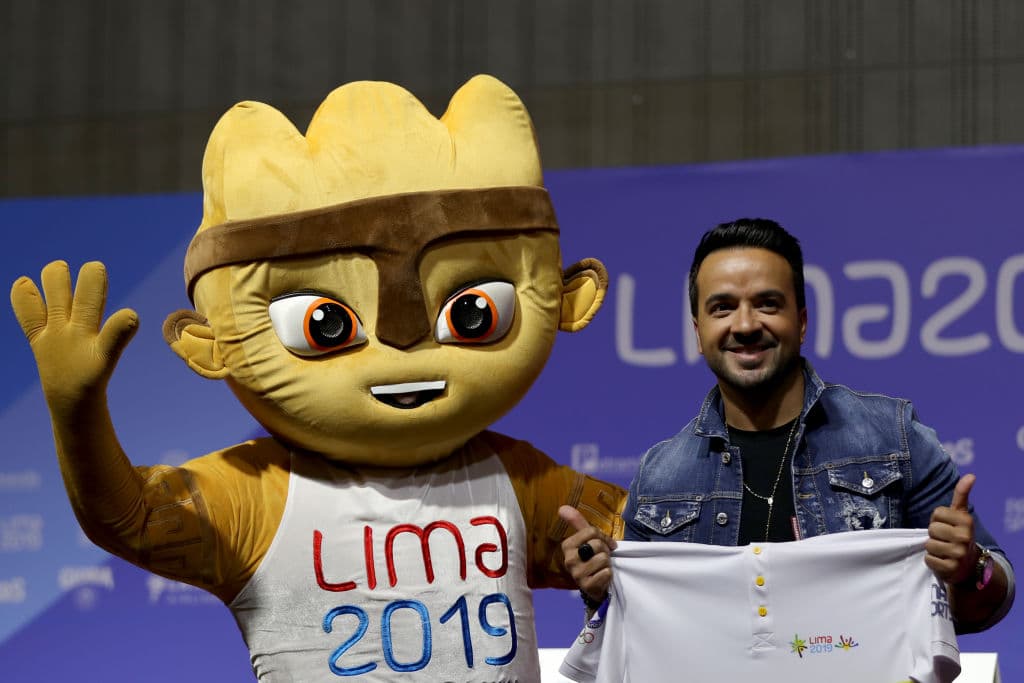 Así fue la conferencia donde se anunció la participación de Luis Fonsi en los Juegos Panamericanos Lima 2019. Aquí con la mascota del evento, Milco.