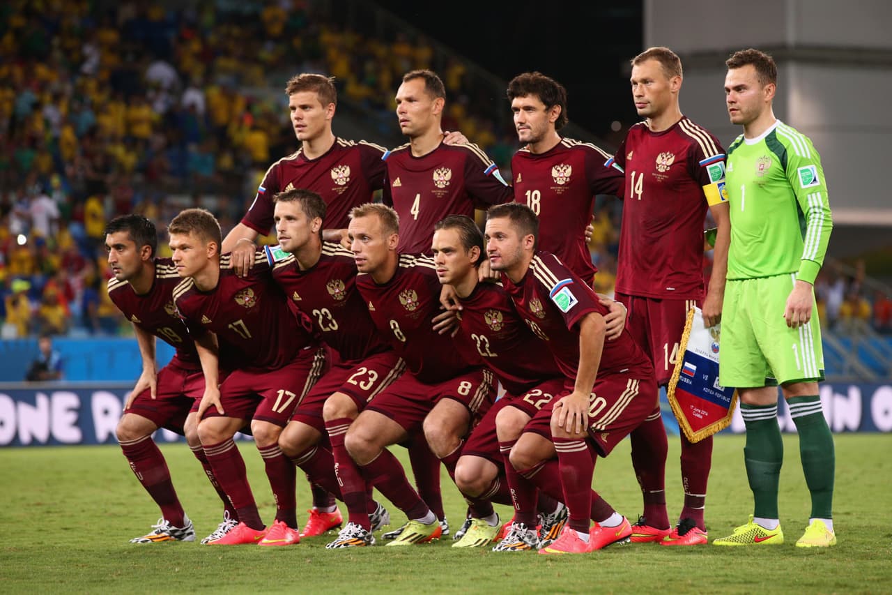 <b>13. Rusia (Brasil 2014) - </b>En sí no es malo, pero por el contexto de un Mundial alegre en suelo sudamericano hacen de este uniforme uno muy aburrido y serio. Poco arriesgado.