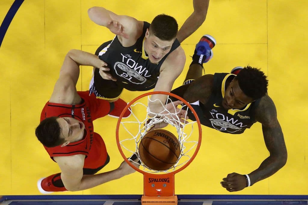 Con 37 Puntos Stephen Curry rescató de una posible derrota a los Golden State Warriors al llevarse el Juego 2 de la Final de la Conferencia del Oeste en Oracle Arena por 114-111 sobre unos Portland Trail Blazers que dieron un gran juego, pero que no fue suficiente para arrancarle la victoria a los campeones de la NBA. Tuvo Portland ventaja de 15 puntos al medio tiempo y de ocho en el cuarto periodo, pero todo se derrumbó para los visitantes.