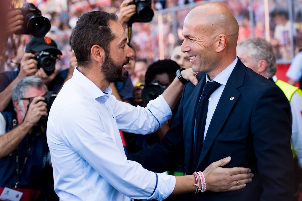 Un saludo amistoso entre Zinedine Zidane y Pablo Machín, los estrategas en este partido de la jornada 10 de La Liga.