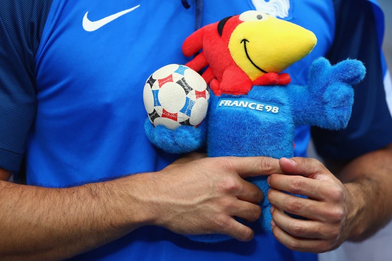 Footix, cuyo nombre contiene una parte de la palabra fútbol y el sufijo 'ix' como los álbumes de Asterix, es aún parte de los accesorios que los franceses cargan, como en esta imagen, a eventos internacionales como la pasada Eurocopa en Francia, 18 años después.