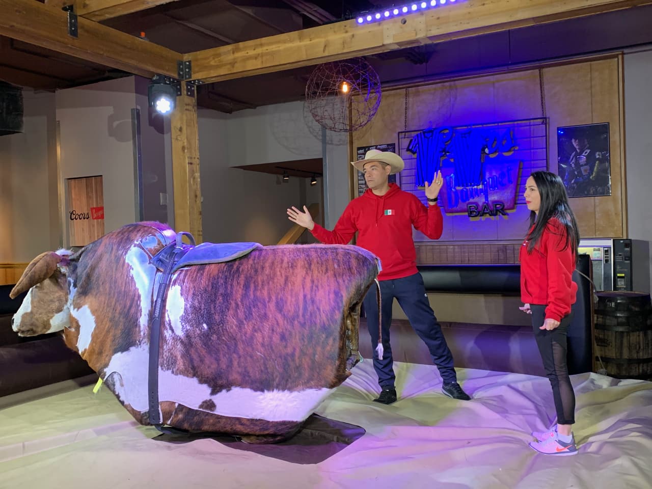 Los participantes de la emocionante Carrera de la Copa Oro de Univision Deportes visitaron Denver y aprovecharon para conocer el estadio de los Broncos, así como un bar de rodeo para pasar un buen rato.